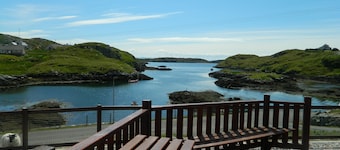 Beautifully appointed cottage, overlooking South Harbour, Scalpay