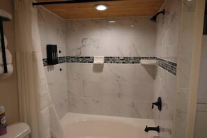 Séchoir à cheveux, serviettes fournies, savon, shampooing