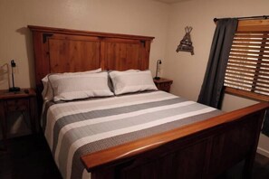 3 bedrooms, desk, iron/ironing board, free WiFi - Rockwall Cabin (Pinetop-Lakeside)