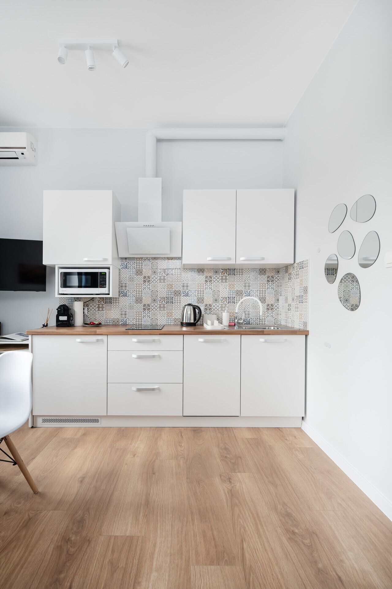 Jääkaappi, mikroaaltouuni, uuni, liesi