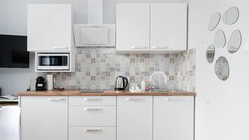 Jääkaappi, mikroaaltouuni, uuni, liesi