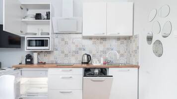 Jääkaappi, mikroaaltouuni, uuni, liesi