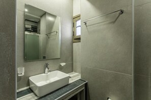 Standard-Studio, Balkon, Gartenblick | Badezimmer