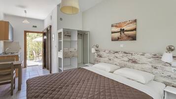 Comfort Studio, Balcony, Garden View | In-room safe, iron/ironing board, free WiFi