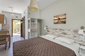 Estúdio conforto, sacada, vista para o jardim | Cofres nos quartos, ferros/tábuas de passar roupa, Wi-Fi de cortesia