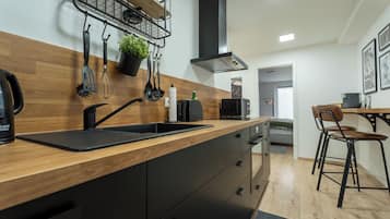 Réfrigérateur, micro-ondes, plaque de cuisson, lave-vaisselle