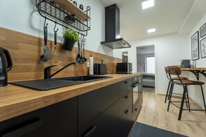 Fridge, microwave, stovetop, dishwasher