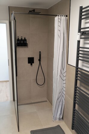 Douche, sèche-cheveux, serviettes fournies, savon