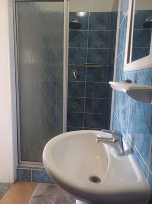 Haartrockner, Handtücher, Shampoo, Toilettenpapier
