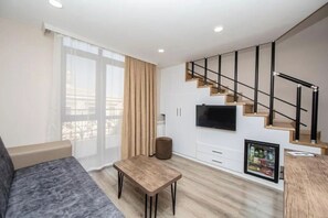 Duplex familial, balcon, vue sur la ville | Literie de qualité, minibar, coffre-fort, décor unique