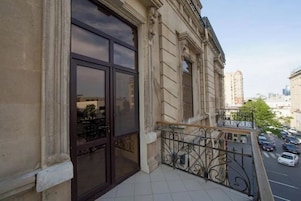 Deluxe tweepersoonskamer, balkon, uitzicht op stad | Luxe beddengoed, een minibar, een kluis op de kamer, een bureau