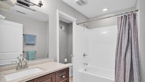 A bathroom with a sink, mirror, vanity, and a shower area. - Spacious 3-bedroom apartment with AC, WiFi near Temple in marvelous Philadelphia (Philadelphia)