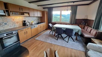 Frigorifero, piano cottura, lavastoviglie, macchina per tè/caffè