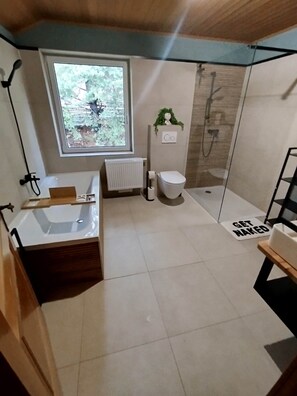 Hair dryer, towels, soap, shampoo - Vacation home with panoramic sauna, free e-bike rental & space for 6 people! (Sankt Gertraud)