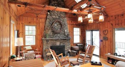 Cozy Lakefront Cabin with private dock - kid and pet friendly!