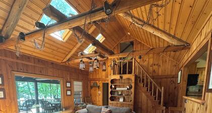 Charming Lakefront Cabin with private dock - kid and pet friendly!