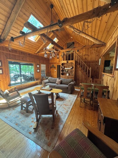 Charming Lakefront Cabin with private dock - kid and pet friendly!