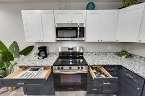 Mikrowelle, Ofen, Herdplatte, Geschirrspüler