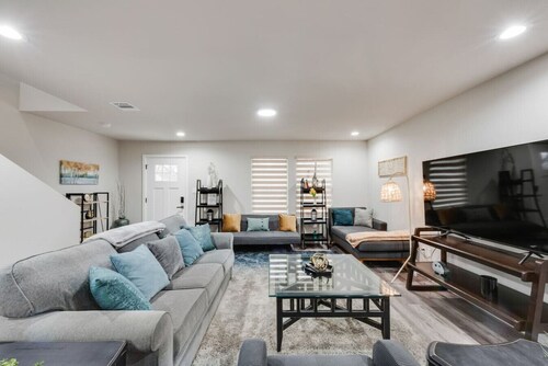 Happy Large Home with 2 living area near Stockyards, AT&T