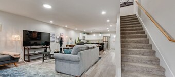 Happy Large Home with 2 living area near Stockyards, AT&T