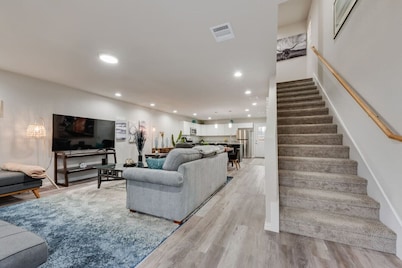 Happy Large Home with 2 living area near Stockyards, AT&T