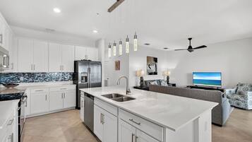 Réfrigérateur, four à micro-ondes, un four, surface de cuisson