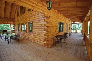 Outdoor dining - 10 Person Log Cabin w/Hot Tub in the Hocking Hills (Logan)