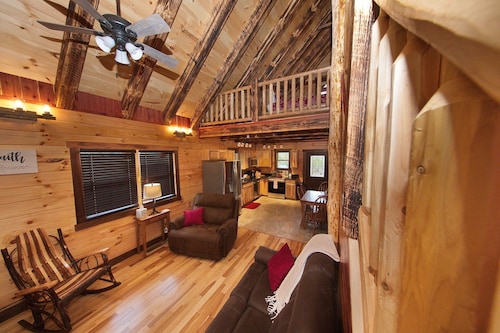 Kalli's Luxury Retreat- Unique Couple's Cabin