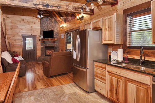 Kalli's Luxury Retreat- Unique Couple's Cabin