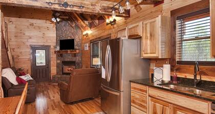 Kalli's Luxury Retreat- Unique Couple's Cabin
