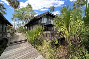 Terrace/patio - Charming Waterfront Home - Dock Access - Fishing Retreat - Pool - AC - King Bed! (Crystal River)