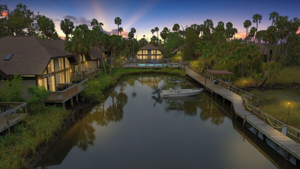 Marina - Charming Waterfront Home - Dock Access - Fishing Retreat - Pool - AC - King Bed! (Crystal River)