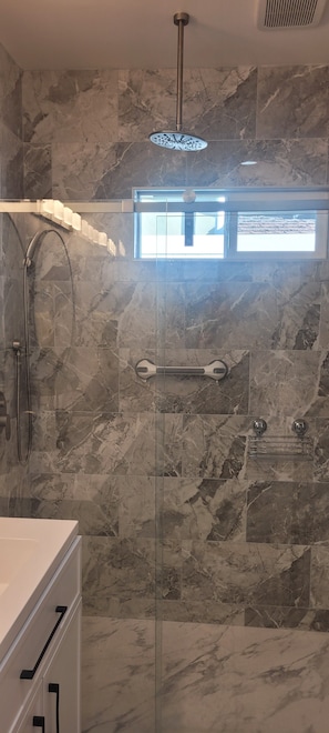 Dusche, Haartrockner, Handtücher, Seife