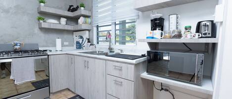 Réfrigérateur, micro-ondes, four, plaque de cuisson