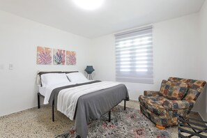 3 quartos, ferros/tábuas de passar roupa, berço de viagem