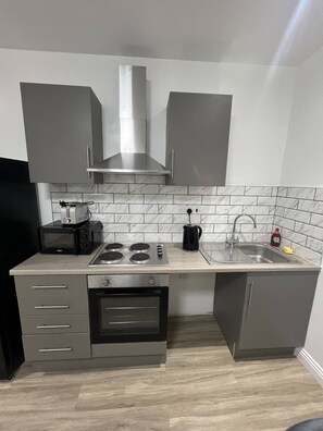 Réfrigérateur, micro-ondes, four, plaque de cuisson