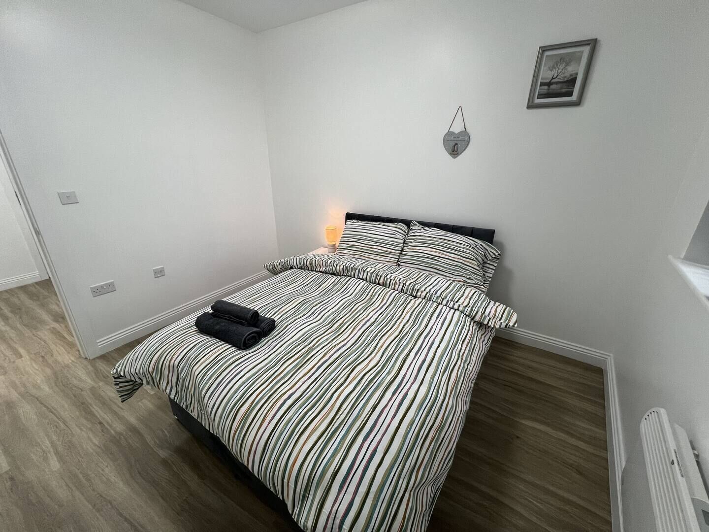 1 habitación, tabla de planchar con plancha, wifi gratis y ropa de cama 