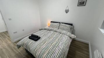 1 habitación, tabla de planchar con plancha, wifi gratis y ropa de cama