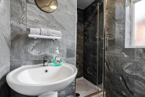 Sèche-cheveux, serviettes fournies