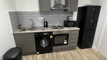 Lemari es, microwave, oven, dan kompor