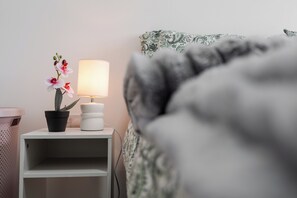 1 habitación, tabla de planchar con plancha, wifi gratis y ropa de cama