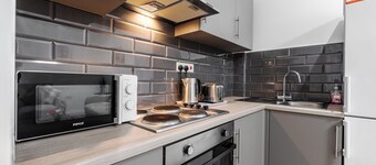 Top Floor Apt | LikeHome | Long-Term | Free Parking