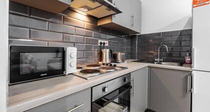 Top Floor Apt | LikeHome | Long-Term | Free Parking