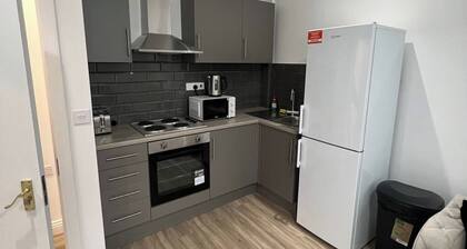 Top Floor Apt | LikeHome | Long-Term | Free Parking