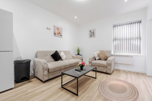Top Floor Apt | LikeHome | Long-Term | Free Parking