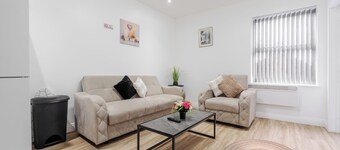 Top Floor Apt | LikeHome | Long-Term | Free Parking