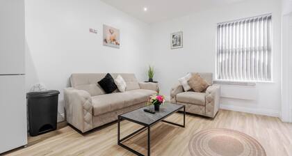 Top Floor Apt | LikeHome | Long-Term | Free Parking