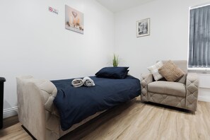 1 habitación, tabla de planchar con plancha, wifi gratis y ropa de cama 