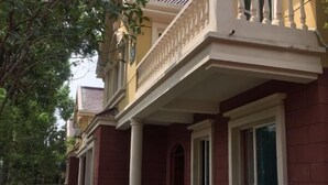 A building with a balcony, columns, and windows. - Labor Model Resort (Shanghai)