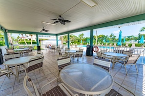 Apartamento, varias camas (Our House at the Beach Lake House - C) | Restaurante al aire libre